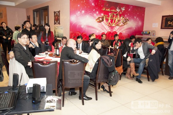 左起:巴黎泰东馆于老板,法国知名华商刘若申,旅法侨界知名人士何福基,法国顺记公司蔡老板,华裔武术家蔡垂彪和《看中国》时报社长Patricia CHEN(摄影:李牧/看中国) 左起:巴黎泰东馆于老板,法国知名华商刘若申,旅法侨界知名人士何福基,法国顺记公司蔡老板,华裔武术家蔡垂彪和《看中国》时报社长Patricia CHEN(摄影:李