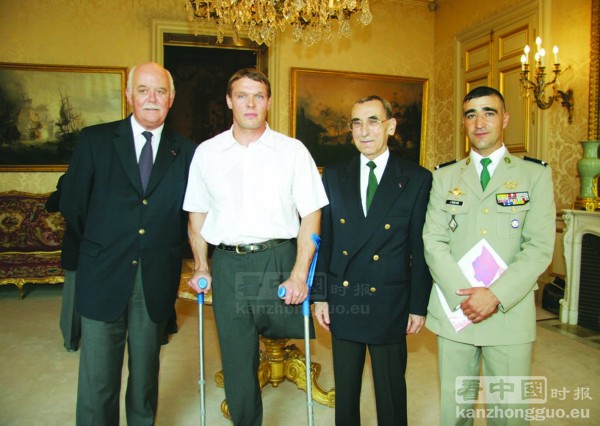 马里乌什·诺瓦科斯基1993年在巴黎荣军院研究所的病床上。 (© Centre documentaire Légion Etrangère/Magazine Képi Blanc) 马里乌什·诺瓦科斯基1993年在巴黎荣军院研究所的病床上。 (© Centre documentaire Légion Etrangère/Magazine K