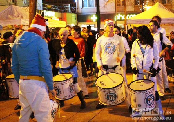 彩灯节中的欢快的击鼓表演。(摄影:林莲怡/看中国) 彩灯节中的欢快的击鼓表演。(摄影:林莲怡/看中国)