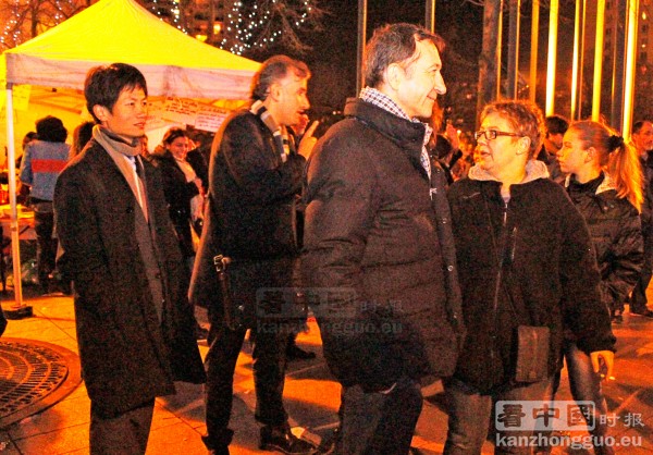 19区区长达纽(左三)与区政府官员和华人参政代表施伟明(左一)等与居民过传统彩灯节。(摄影:林莲怡/看中国) 19区区长达纽(左三)与区政府官员和华人参政代表施伟明(左一)等与居民过传统彩灯节。(摄影:林莲怡/看中国)