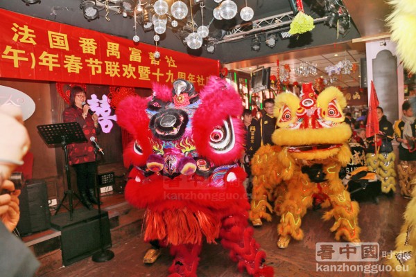 庆祝活动中的舞狮表演。（摄影：晨光/看中国）