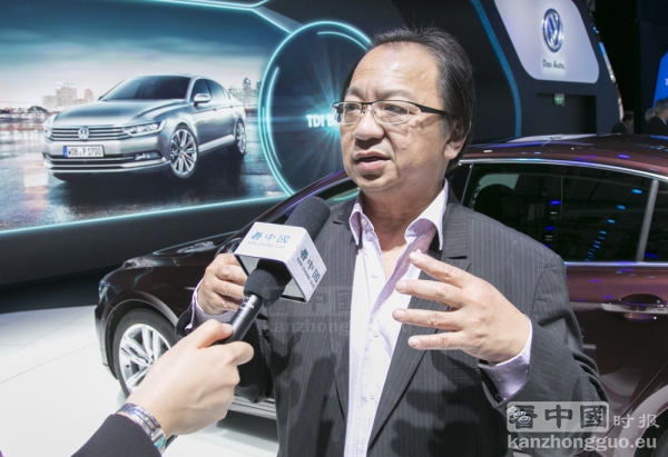 万里车行的陈老板接受本报记者采访。(摄影:李牧/看中国) 万里车行的陈老板接受本报记者采访。(摄影:李牧/看中国)