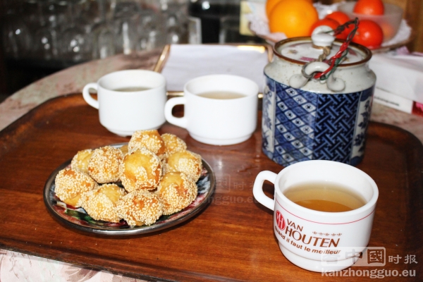 萍姑亲手制作的中式糕点开口笑(摄影:林莲怡/看中国) 萍姑亲手制作的中式糕点开口笑(摄影:林莲怡/看中国)