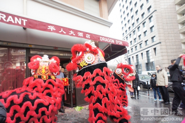 奥贝维利埃市“醒狮”送财运 奥贝维利埃市“醒狮”送财运