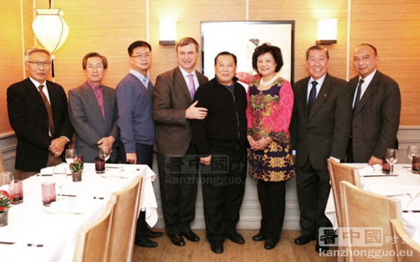 法亚共和联盟成员与巴黎6区区长勒考克(左四)合影。(摄影:云雾茶) 法亚共和联盟成员与巴黎6区区长勒考克(左四)合影。(摄影:云雾茶)