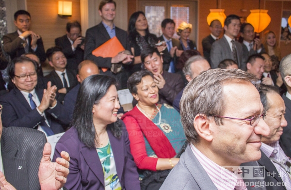 当日见面会会场的亚裔代表与法国政界人士。(摄影：林莲怡/看中国)