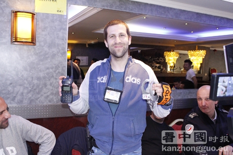 法国警察解释如何辨别真假警察。真警察一定会有警员卡、橙色警察袖箍、手铐、手枪和对讲机。 (摄影:林莲怡/看中国) 法国警察解释如何辨别真假警察。真警察一定会有警员卡、橙色警察袖箍、手铐、手枪和对讲机。 (摄影:林莲怡/看中国)