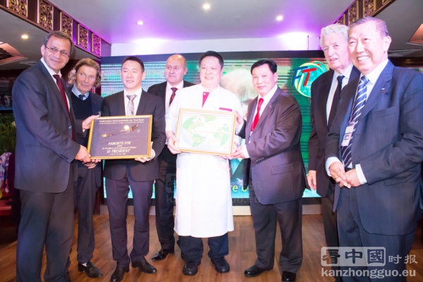 右图:陈东晓手捧“金叉奖”,幸福楼厨师长尹添强师傅手捧“卓越厨师奖”。(摄影:林莲怡/看中国) 右图:陈东晓手捧“金叉奖”,幸福楼厨师长尹添强师傅手捧“卓越厨师奖”。(摄影:林莲怡/看中国)