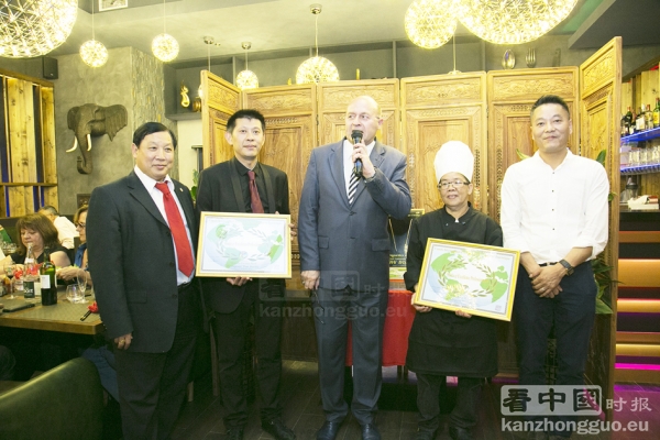 Thaï Basilic经理HORTH先生(左二),和主厨PRAPHAY女士(右二)获得职业优秀奖。(摄影:宋源/看中国) Thaï Basilic经理HORTH先生(左二),和主厨PRAPHAY女士(右二)获得职业优秀奖。(摄影:宋源/看中国)