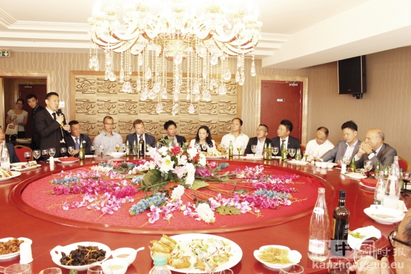 朱佩在午餐会上听取华商代表陈东晓的发言。