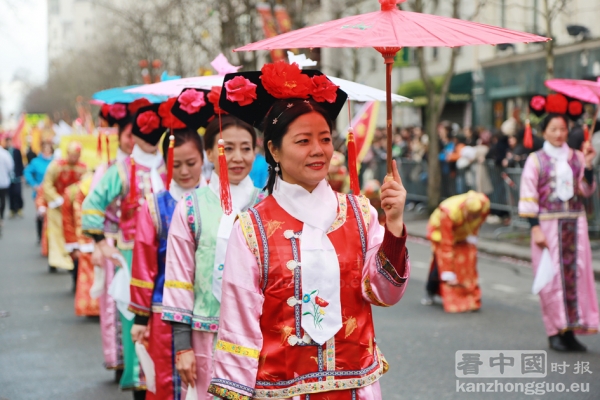 2月5日在巴黎13区，每年一度的中国新年彩妆大游行如期举行。街道两旁张灯结彩，人们欢庆鸡年的到来！(摄影：李牧/君娜)
