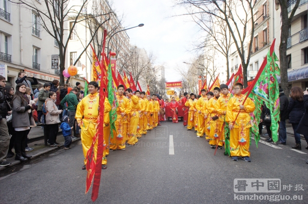 2月5日在巴黎13区，每年一度的中国新年彩妆大游行如期举行。街道两旁张灯结彩，人们欢庆鸡年的到来！(摄影：李牧/君娜)