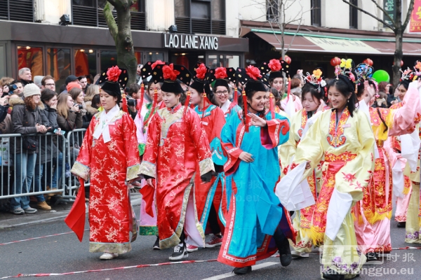 2月5日在巴黎13区，每年一度的中国新年彩妆大游行如期举行。街道两旁张灯结彩，人们欢庆鸡年的到来！(摄影：李牧/君娜)