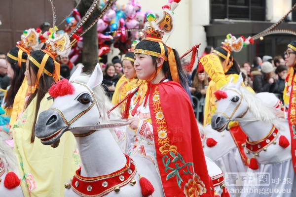 2月5日在巴黎13区，每年一度的中国新年彩妆大游行如期举行。街道两旁张灯结彩，人们欢庆鸡年的到来！(摄影：李牧/君娜)