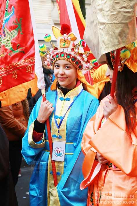 2月5日在巴黎13区，每年一度的中国新年彩妆大游行如期举行。街道两旁张灯结彩，人们欢庆鸡年的到来！(摄影：李牧/君娜)