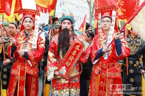 2月5日在巴黎13区，每年一度的中国新年彩妆大游行如期举行。街道两旁张灯结彩，人们欢庆鸡年的到来！(摄影：李牧)