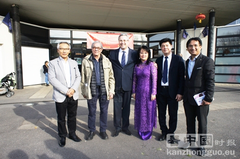 布希市市长杜波斯克(中)、华人副市长刘志伟(右二)(摄影:林莲怡/看中国) 布希市市长杜波斯克(中)、华人副市长刘志伟(右二)(摄影:林莲怡/看中国)