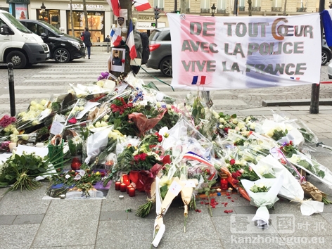 香榭丽舍大街警察遇难地点排满民众献上的鲜花和蜡烛（摄影：林莲怡/看中国）