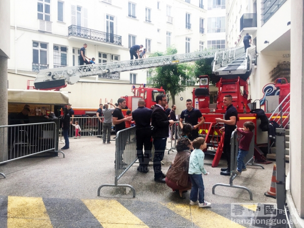 巴黎11区消防队开放日(摄影:林莲怡/看中国) 巴黎11区消防队开放日(摄影:林莲怡/看中国)