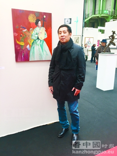 隋本明先生与他的作品《音乐家》 (摄影:文佳) 隋本明先生与他的作品《音乐家》 (摄影:文佳)