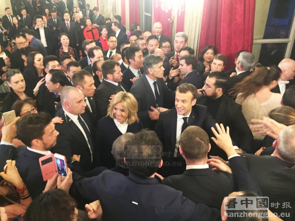 马克龙与夫人布里吉特和亚裔代表见面。（摄影：林莲怡/看中国）