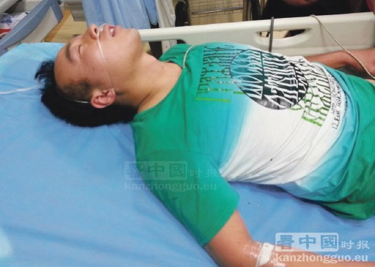 青田华侨郑先生到青田县人民医院询问儿子死亡真相，讨个说法时，被医院保安暴打，当时晕倒在地，之后他被送往医院急诊室。 (照片由受害家属亲友提供)