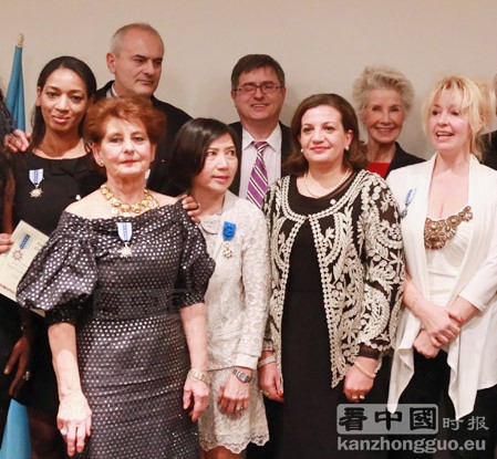安道女士(前排左二)在授勋仪式上。(摄影:晨光/看中国) 安道女士(前排左二)在授勋仪式上。(摄影:晨光/看中国)