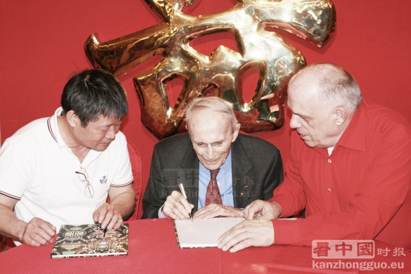 中：阿尔博里克·瓦扬 Général d'armée Albéric VAILLANT （1943年起长期配合并领导外籍兵团） 右：将军机要秘书兼侍卫，中尉罗尔