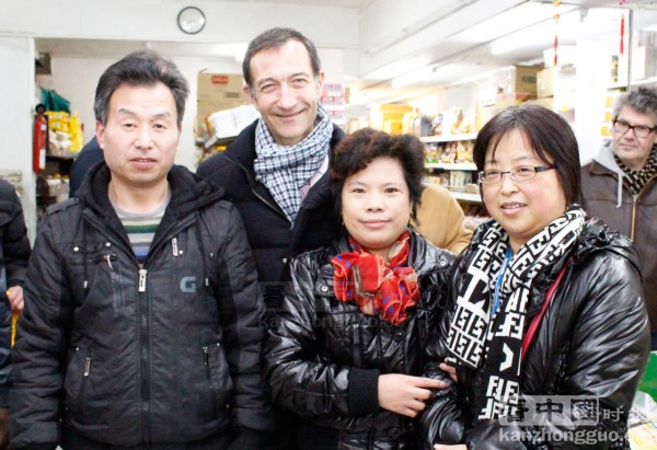 达纽区长与华人商家合影(摄影:林莲怡/看中国) 达纽区长与华人商家合影(摄影:林莲怡/看中国)
