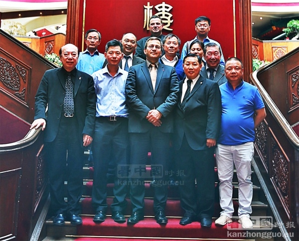 参加法国亚裔联盟工作会议人员合影(图片由法国亚裔联盟提供) 参加法国亚裔联盟工作会议人员合影(图片由法国亚裔联盟提供)