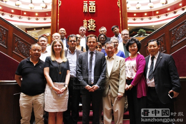 参加法国亚裔联盟工作会议人员合影(摄影:林莲怡/看中国) 参加法国亚裔联盟工作会议人员合影(摄影:林莲怡/看中国)