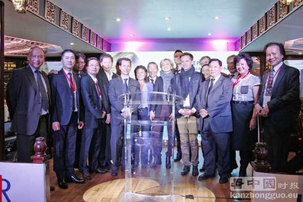 10月30日,法兰西岛大区议会主席共和党竞选人佩克莱斯(中),在巴黎美丽城幸福楼与各界亚裔代表合影。 (摄影:林莲怡/看中国) 10月30日,法兰西岛大区议会主席共和党竞选人佩克莱斯(中),在巴黎美丽城幸福楼与各界亚裔代表合影。 (摄影:林莲怡/看中国)