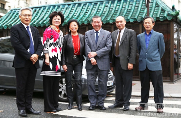 法亚共和联盟成员与巴黎8区区长涛特塞尔女士(左三)。(摄影:云雾茶) 法亚共和联盟成员与巴黎8区区长涛特塞尔女士(左三)。(摄影:云雾茶)