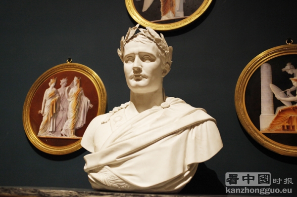 卢浮宫中的拿破仑雕像(摄影：李牧/看中国)