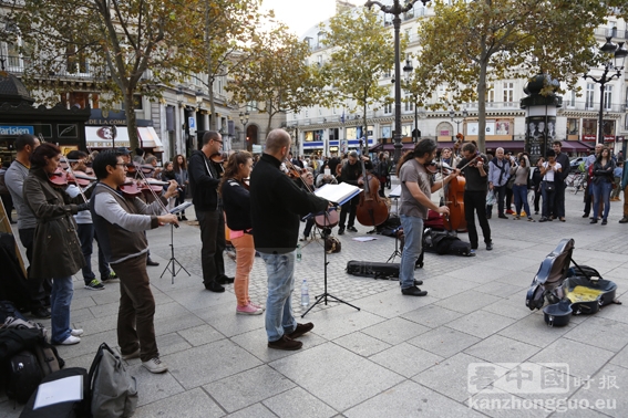 在巴黎一区莱特广场(Place Colette)前，表演的艺人。(摄影：李牧/看中国)