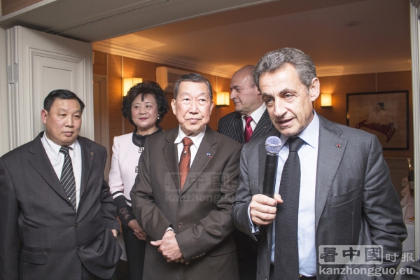 法国前总统萨科齐（前排右）在见面会上讲话，何福基（前排中），蔡垂彪(前排左)。 (摄影：林莲怡/看中国)