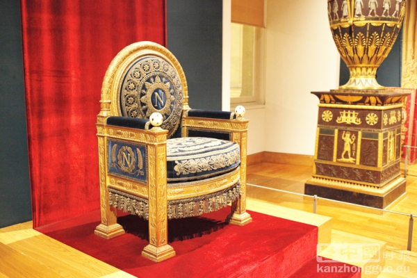 卢浮宫内展示的拿破仑王座 (摄影:李牧/看中国) 卢浮宫内展示的拿破仑王座 (摄影:李牧/看中国)