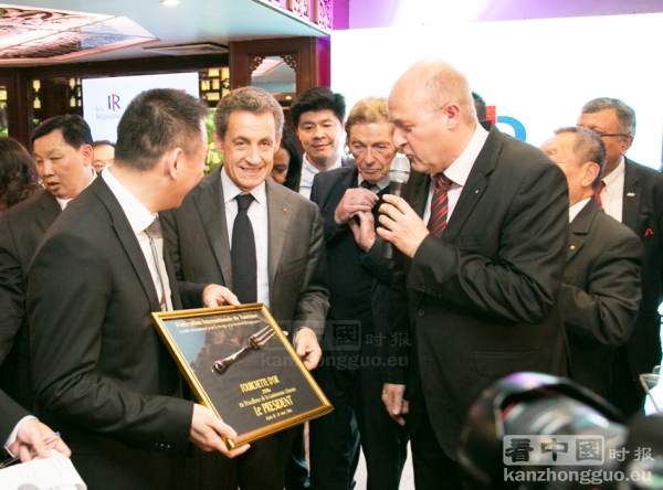 幸福楼东主陈东晓(左),萨科齐(左二)(摄影:宋源/看中国) 幸福楼东主陈东晓(左),萨科齐(左二)(摄影:宋源/看中国)