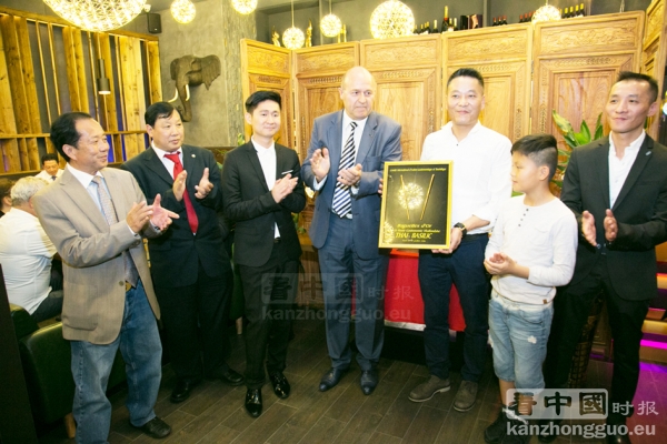 Thaï Basilic老板徐祥勇先生(右三),法国国际旅游联合会主席杜吕克(中),巴黎19区副区长王立杰(左三),法亚共和联盟主席蔡垂彪(左二),法国知名华商郭义(左一)。(摄影:宋源/看中国) Thaï Basilic老板徐祥勇先生(右三),法国国际旅游联合会主席杜吕克(中),巴黎19区副区长王立杰(左三),法亚共和联盟主席蔡垂彪(左二),法国知名华商