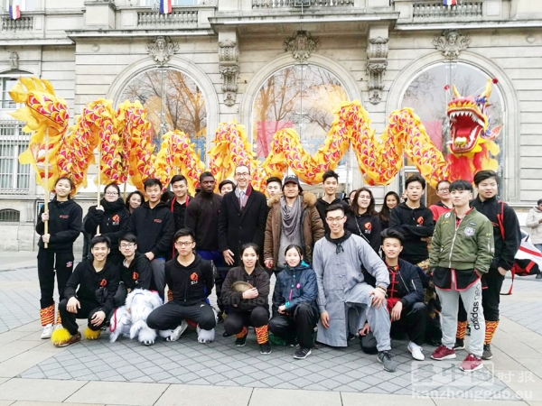 天行武道醒狮队与巴黎11区区长沃格兰（中）合影