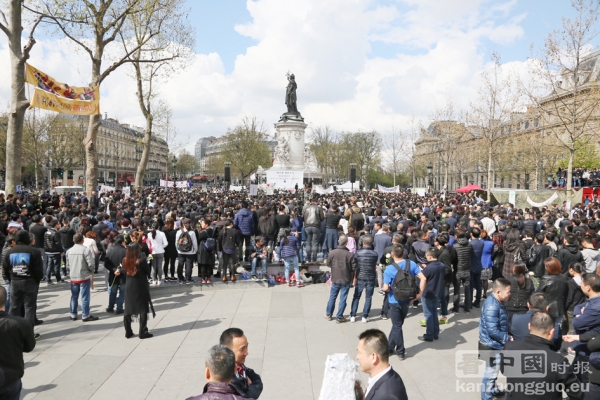 4月2日,法国数千名华人来到巴黎共和国广场(Place de la République)为刘少尧举行悼念大会。(摄影:李牧/看中国) 4月2日,法国数千名华人来到巴黎共和国广场(Place de la République)为刘少尧举行悼念大会。(摄影:李牧/看中国)