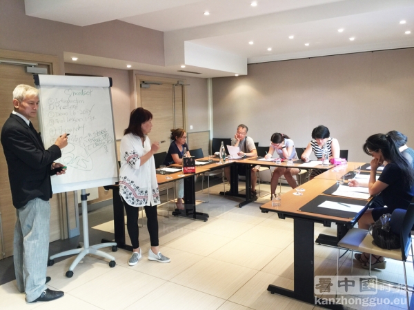 两位记忆大师(左:戴维斯)在教学生记忆快十倍的方法。 两位记忆大师(左:戴维斯)在教学生记忆快十倍的方法。