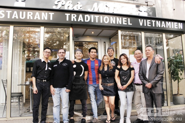 Pho Mui团队和老板MOULIÈRE先生(左二),老板娘TO女士(右三) (摄影:林莲怡/看中国) Pho Mui团队和老板MOULIÈRE先生(左二),老板娘TO女士(右三) (摄影:林莲怡/看中国)