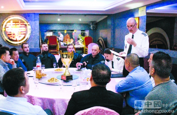 赫贡警长在与美丽城联合商会代表的会议上做治安总结。(摄影:林莲怡/看中国) 赫贡警长在与美丽城联合商会代表的会议上做治安总结。(摄影:林莲怡/看中国)