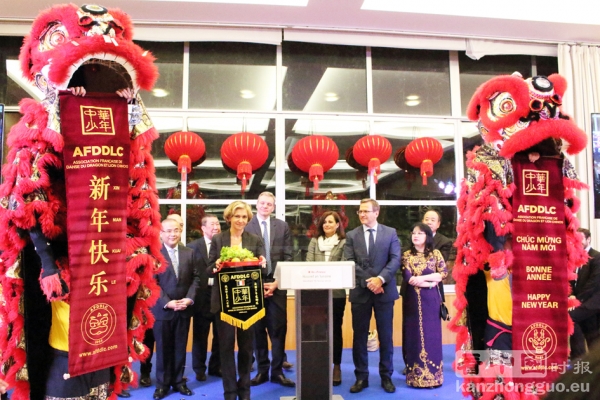 大巴黎议会主席佩克莱斯女士(前排左二)。(摄影:林莲怡/看中国) 大巴黎议会主席佩克莱斯女士(前排左二)。(摄影:林莲怡/看中国)