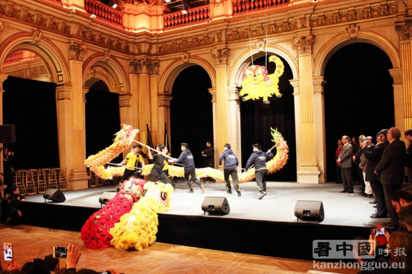 巴黎市政府内的舞龙舞狮(摄影:林莲怡) 巴黎市政府内的舞龙舞狮(摄影:林莲怡)