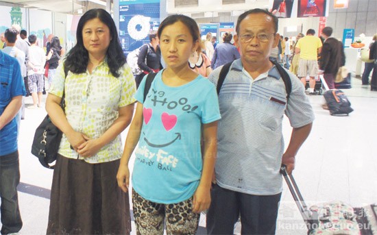 倒墙事件被害者孟光峰的妻子冯女士(中)和岳父(右)到达法国戴高乐机场。 倒墙事件被害者孟光峰的妻子冯女士(中)和岳父(右)到达法国戴高乐机场。