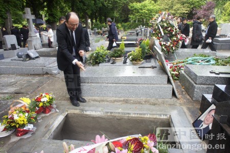 巴黎市市议员陈文雄先生于5月7日在94省的巴黎墓地（Cimetière Parisien）与薛老告