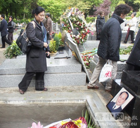 《看中国》时报社长Patricia CHEN女士于5月7日在94省的巴黎墓地（Cimetière Parisien）与薛老告别。（摄影：林莲怡/看中国）