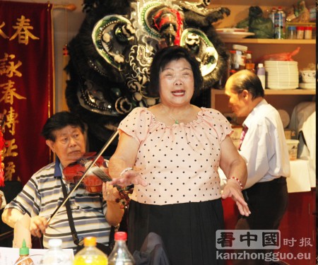 法国中欧法华国乐社社长冯容与成员现场表演助兴。(摄影:李牧) 法国中欧法华国乐社社长冯容与成员现场表演助兴。(摄影:李牧)